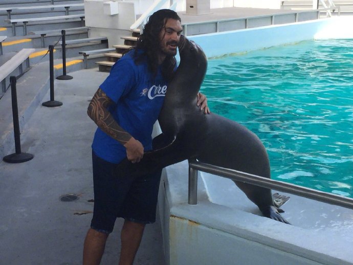 海王发福马王没了腹肌，但你仍旧分不清他和亚当斯