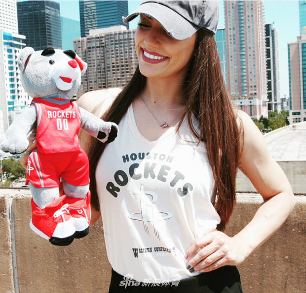 自带仙气 火箭场内主持人靓照出炉！