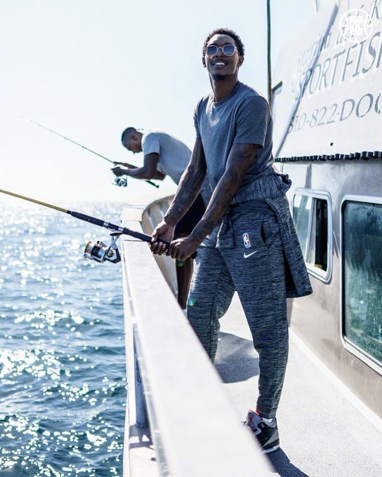 快船全队外出团建！租游轮海上钓鱼