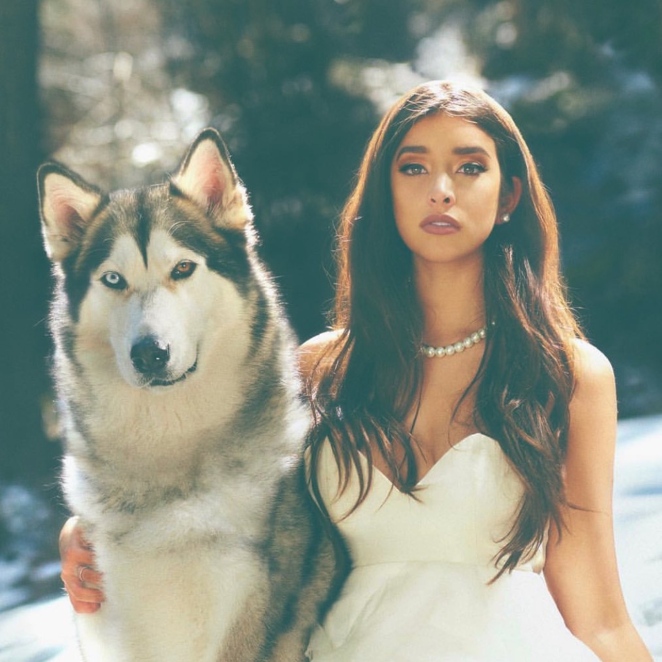 她老爸10亿+美元身家，她貌美如花身材火辣，还敢与鲨鱼玩耍