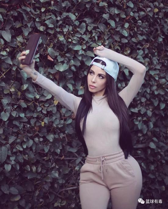 前凸后翘有颜有马甲线！球哥有属于他的卡戴珊