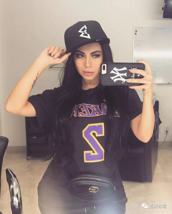 前凸后翘有颜有马甲线！球哥有属于他的卡戴珊