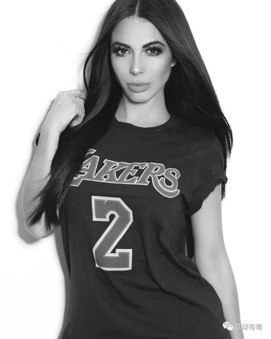 前凸后翘有颜有马甲线！球哥有属于他的卡戴珊