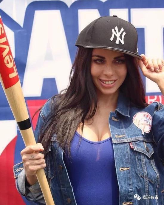 前凸后翘有颜有马甲线！球哥有属于他的卡戴珊