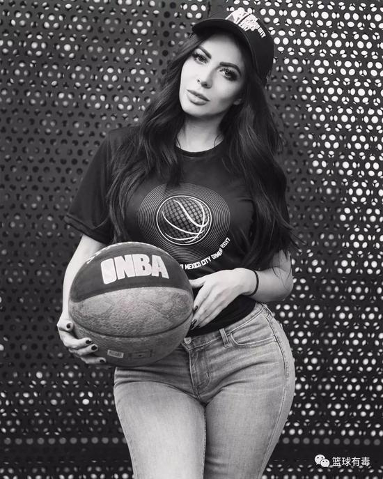 前凸后翘有颜有马甲线！球哥有属于他的卡戴珊