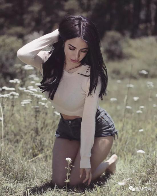 前凸后翘有颜有马甲线！球哥有属于他的卡戴珊