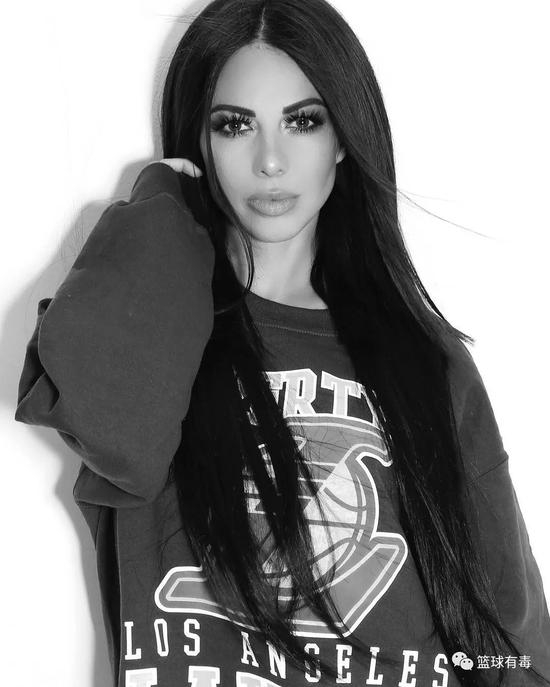 前凸后翘有颜有马甲线！球哥有属于他的卡戴珊