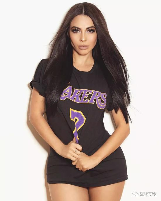 前凸后翘有颜有马甲线！球哥有属于他的卡戴珊