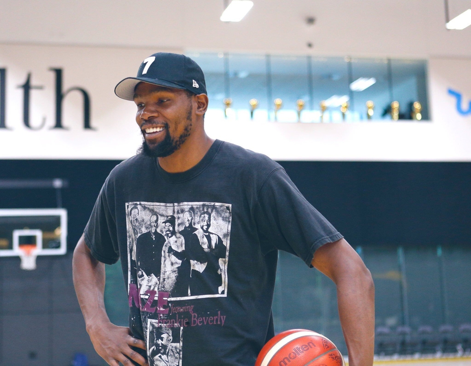 杜兰特探班美国男篮训练营，与波波相谈甚欢，拐杖已被他抛弃