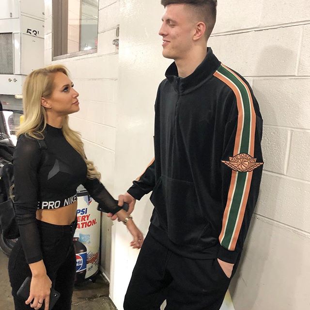 周琦昔日竞争对手的绝美女友，98年小将甜美姐弟恋，羡慕吗？