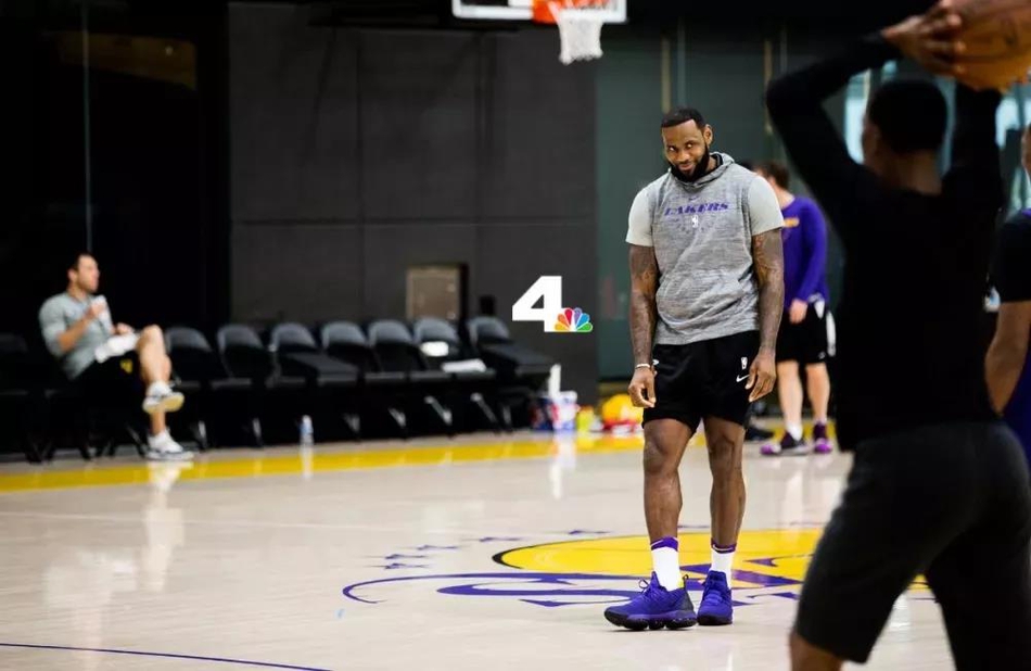 泪奔！詹姆斯终于要复出了！一个月来他首次赛前训练