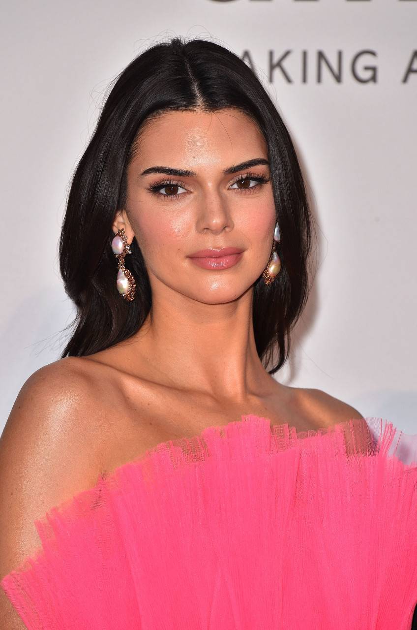 詹娜最新写真！参加活动一身粉裙，右手无名指还戴着钻戒