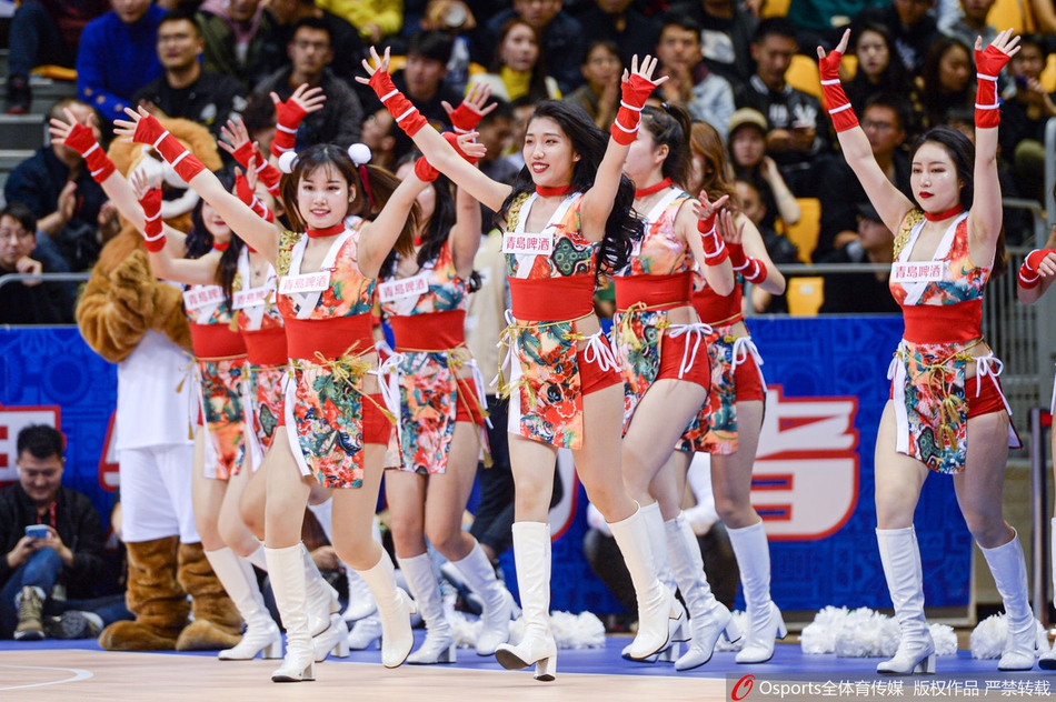 天津篮球宝贝靓丽红装 热舞助威