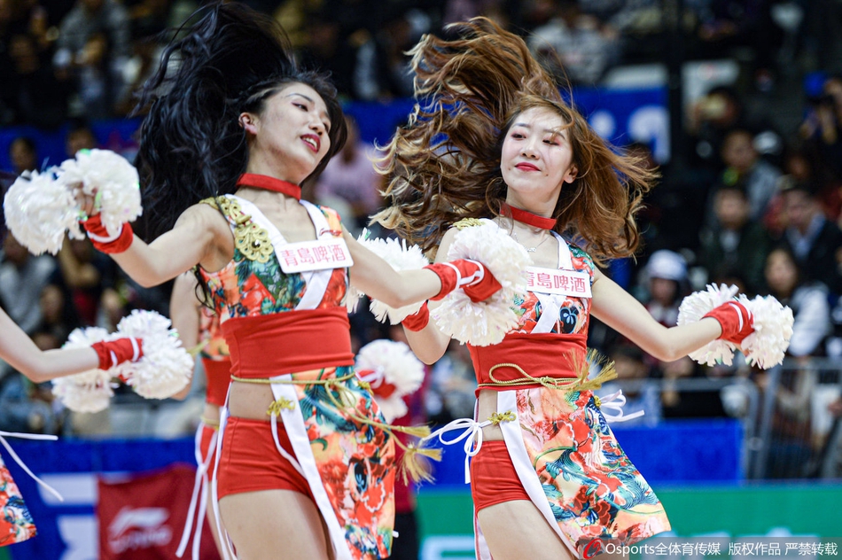 天津篮球宝贝靓丽红装 热舞助威