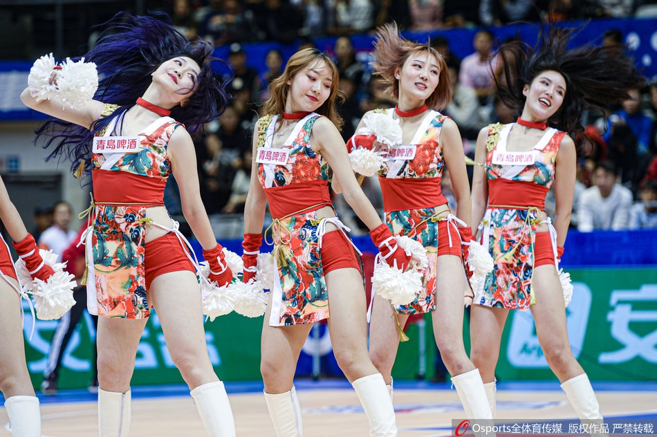 天津篮球宝贝靓丽红装 热舞助威
