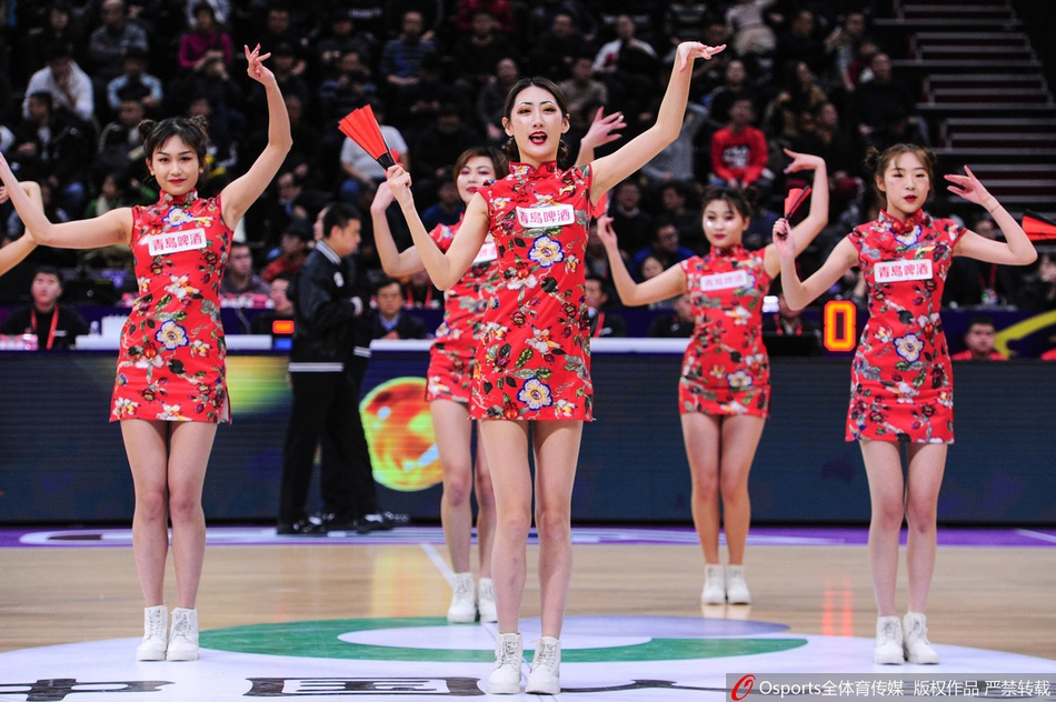 篮球宝贝性感热舞助力球队