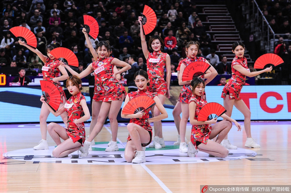 篮球宝贝性感热舞助力球队