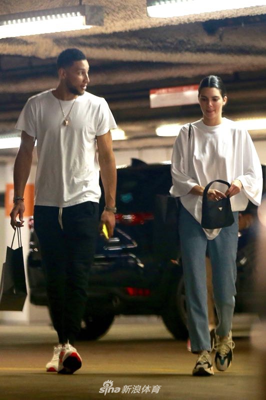 詹娜在斯台普斯中心为男友助威！这里也是她的主场