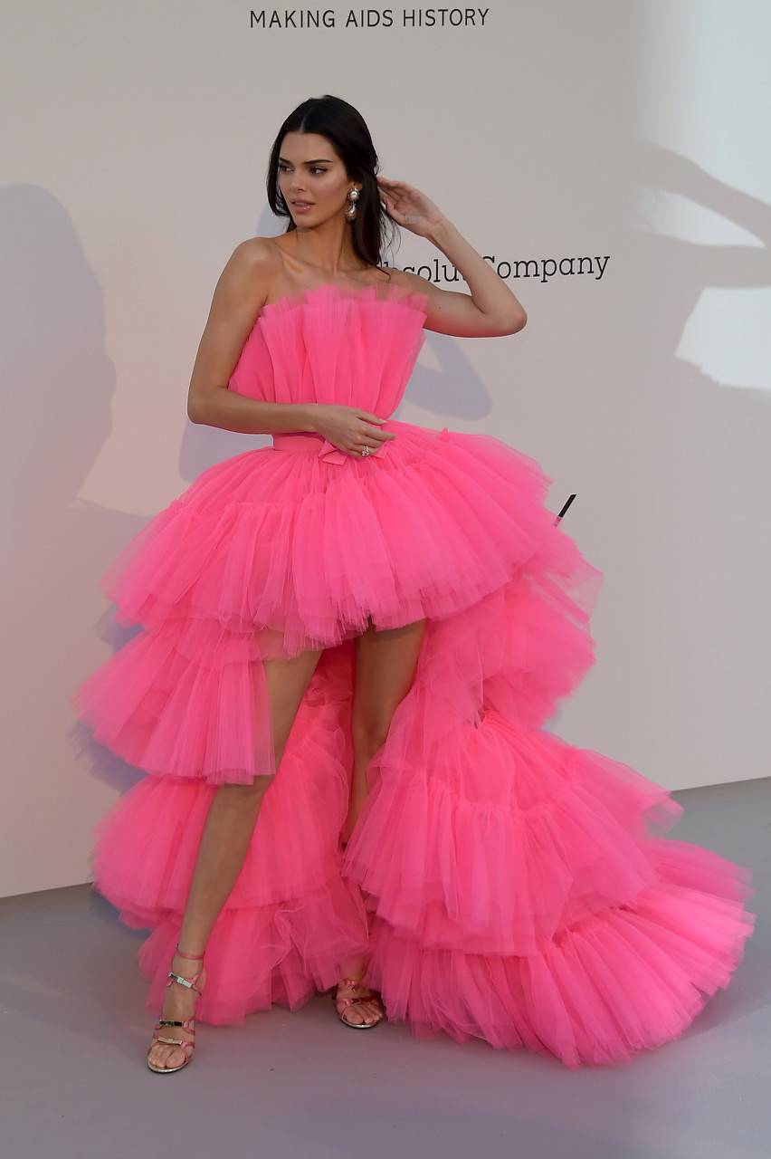 詹娜最新写真！参加活动一身粉裙，右手无名指还戴着钻戒