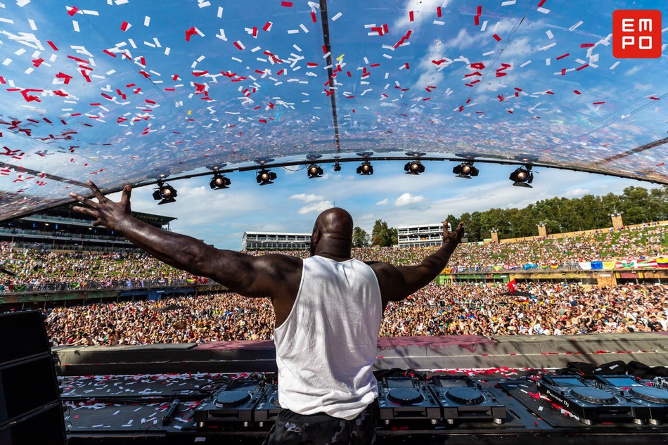 奥尼尔在明日世界音乐节上彻底玩嗨了！他一直是这方面的天才