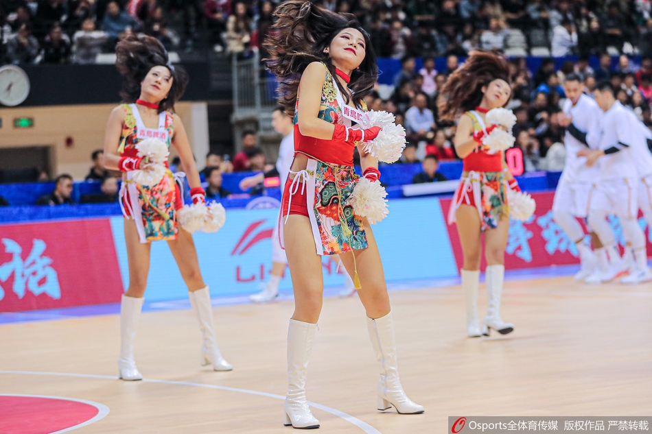 天津篮球宝贝靓丽红装 热舞助威