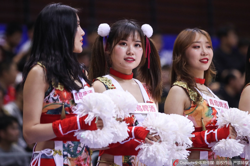 天津篮球宝贝靓丽红装 热舞助威