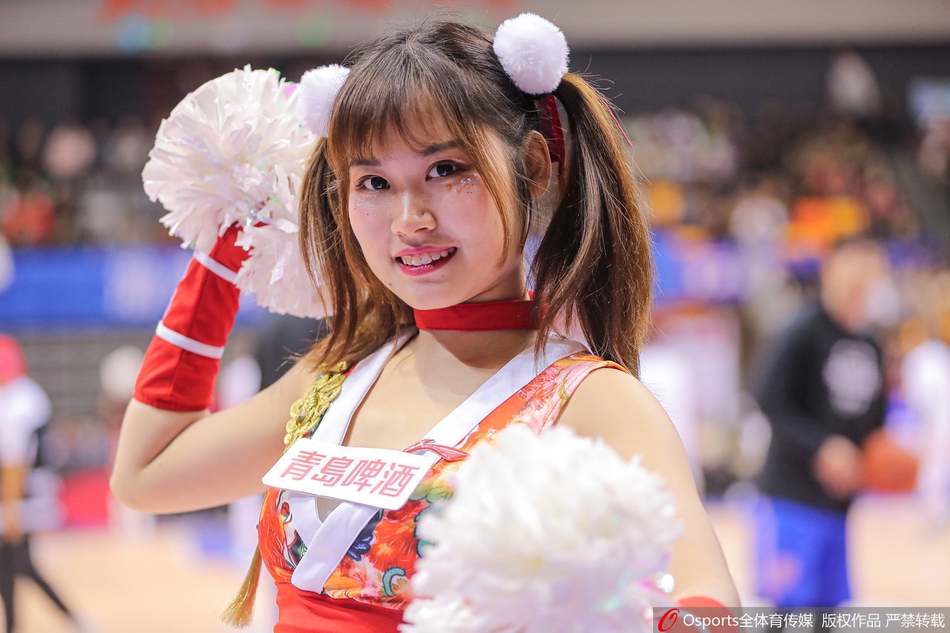 天津篮球宝贝靓丽红装 热舞助威