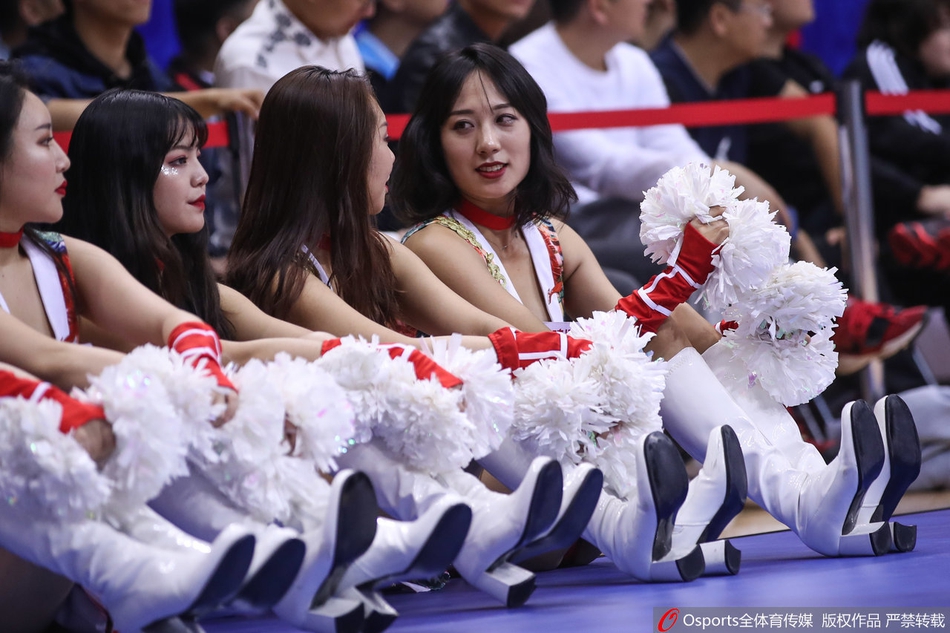 天津篮球宝贝靓丽红装 热舞助威