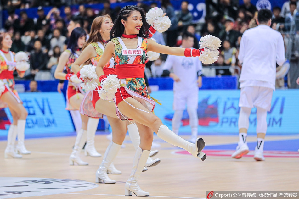 天津篮球宝贝靓丽红装 热舞助威