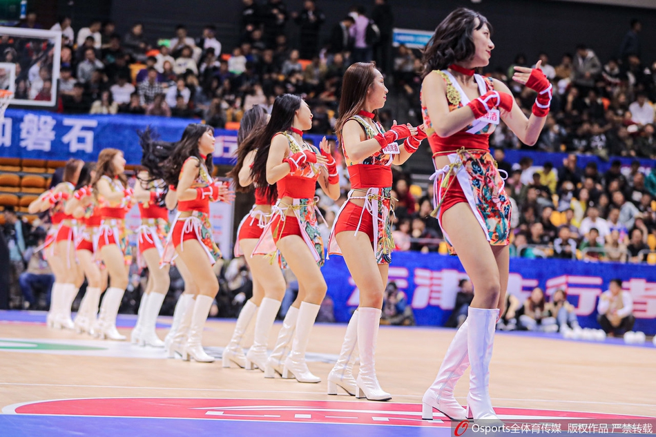 天津篮球宝贝靓丽红装 热舞助威