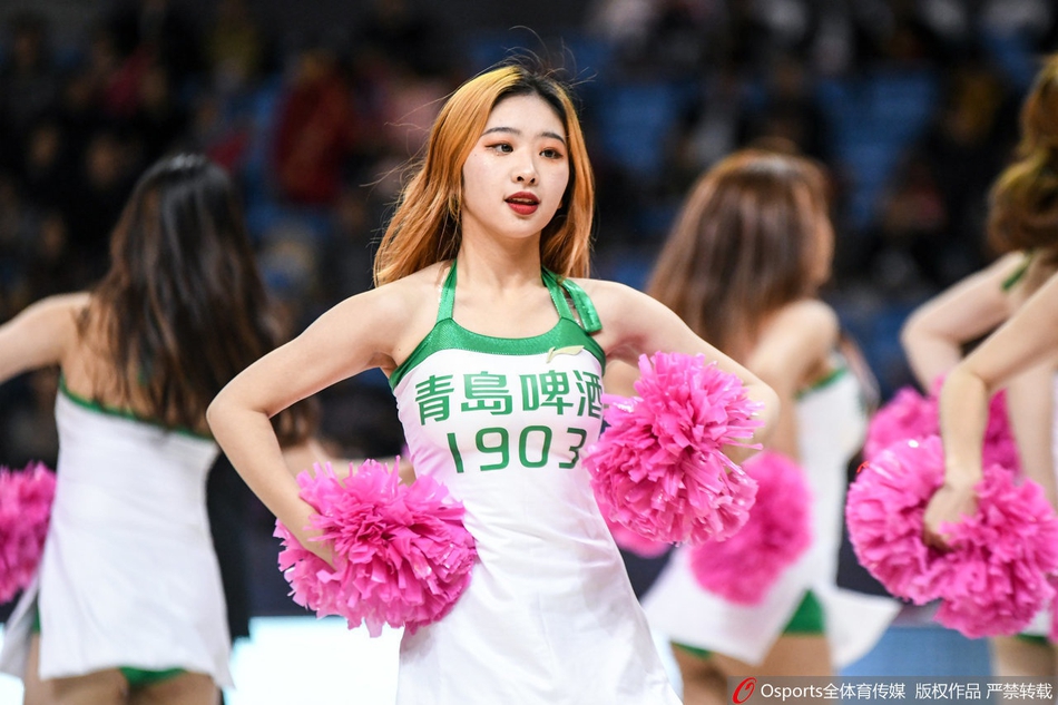 篮球宝贝性感热舞助力球队