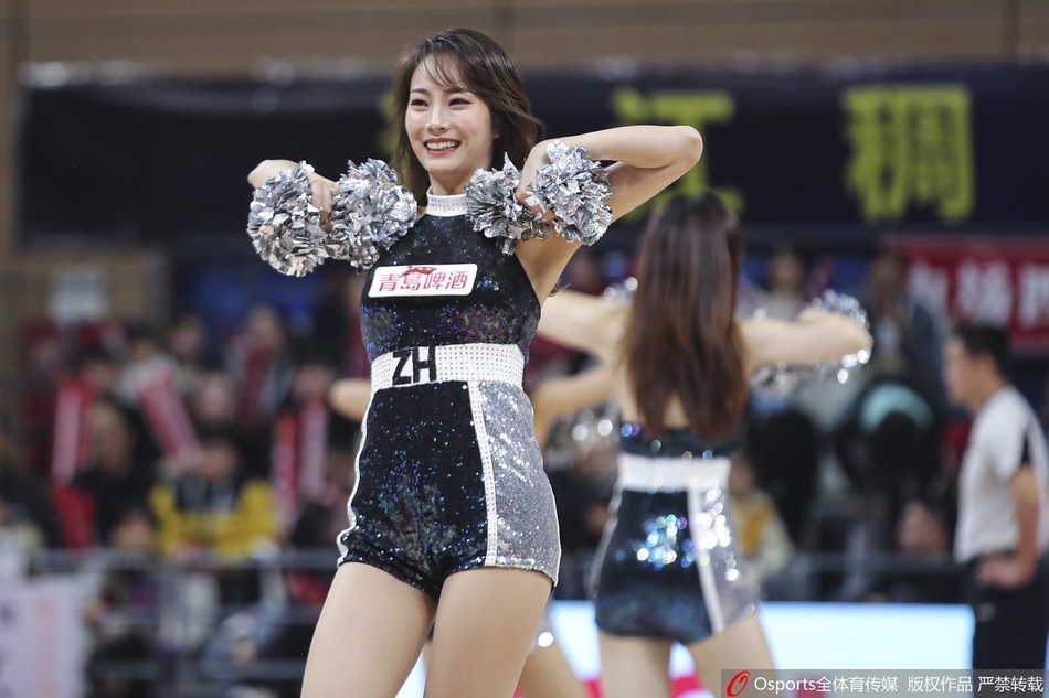 篮球宝贝性感热舞助力球队