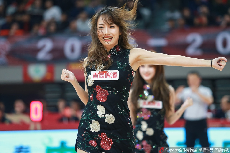 篮球宝贝性感热舞助力球队