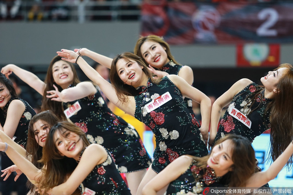 篮球宝贝性感热舞助力球队