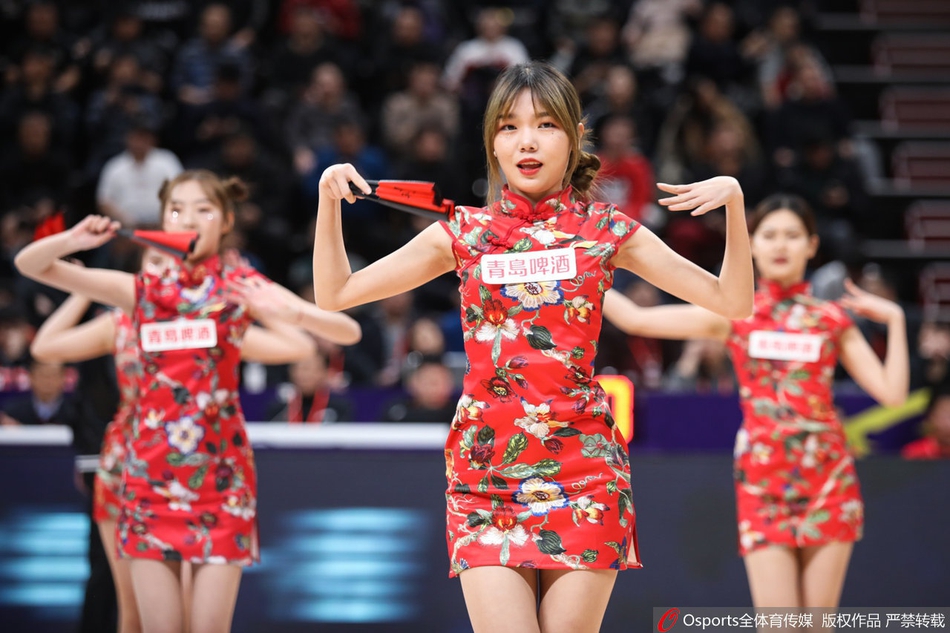 篮球宝贝性感热舞助力球队