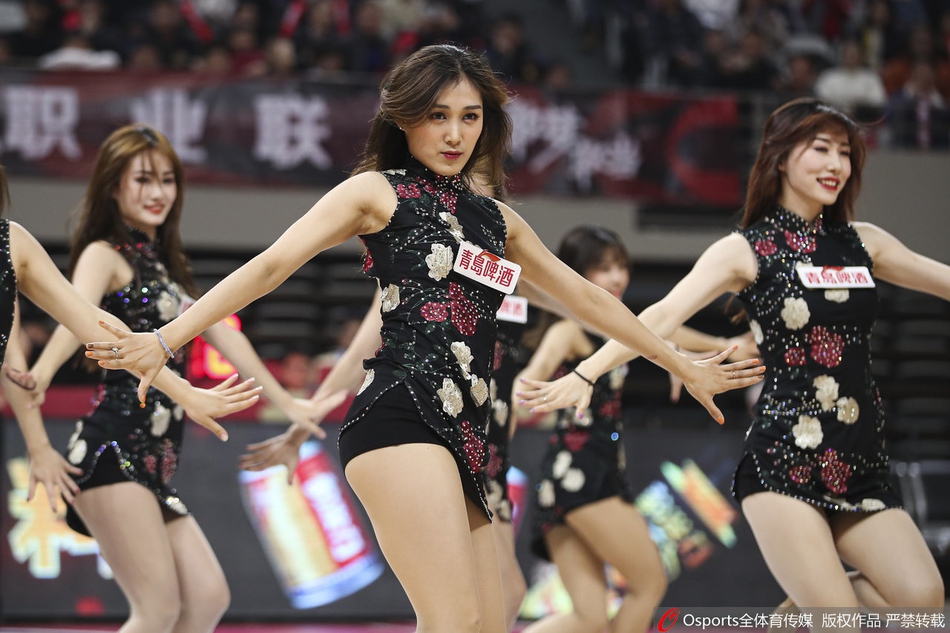 篮球宝贝性感热舞助力球队