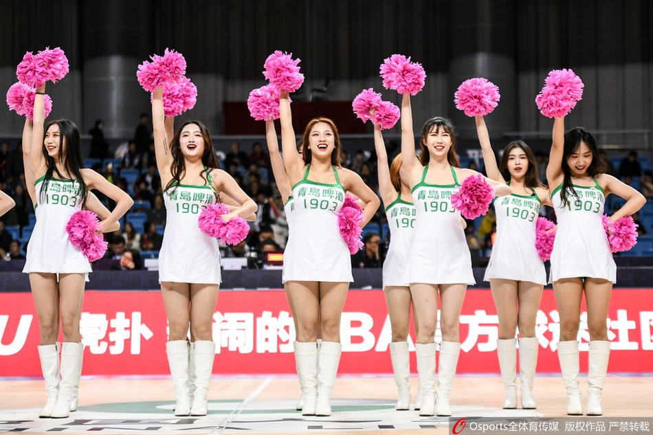 篮球宝贝性感热舞助力球队