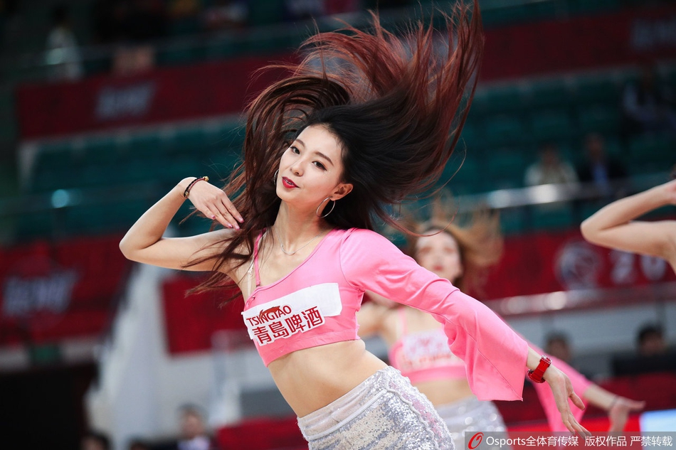 跨年之战 篮球宝贝性感热舞助威球队