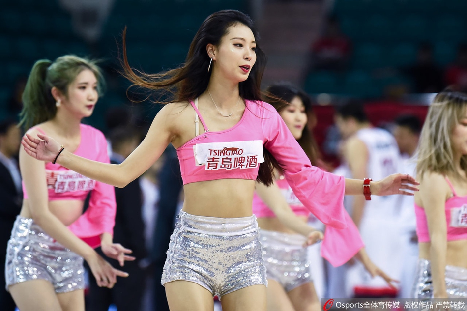 跨年之战 篮球宝贝性感热舞助威球队
