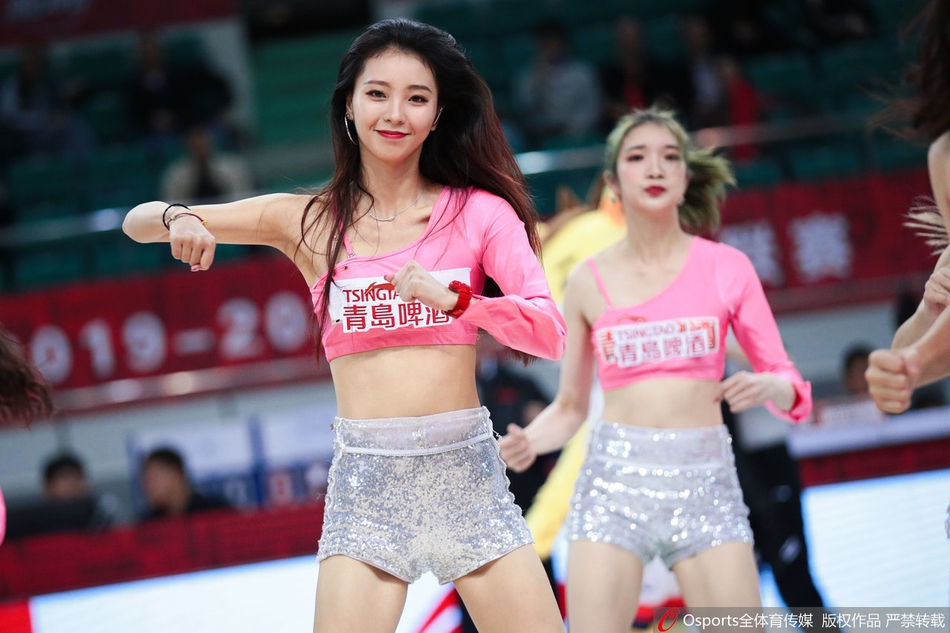 跨年之战 篮球宝贝性感热舞助威球队