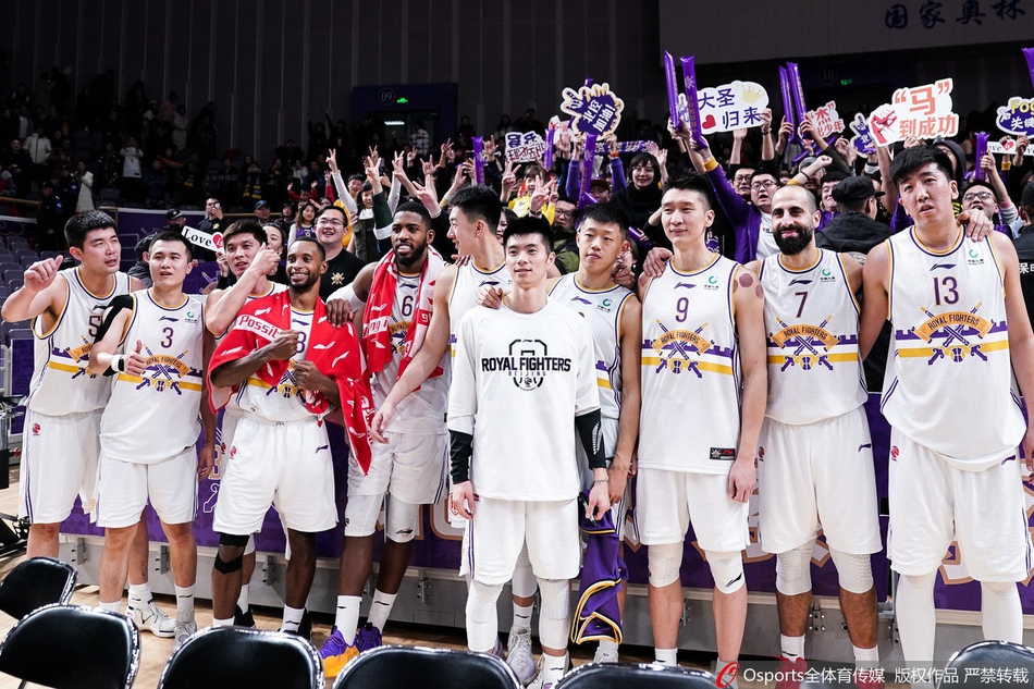 孙悦率队与球迷共度跨年之夜