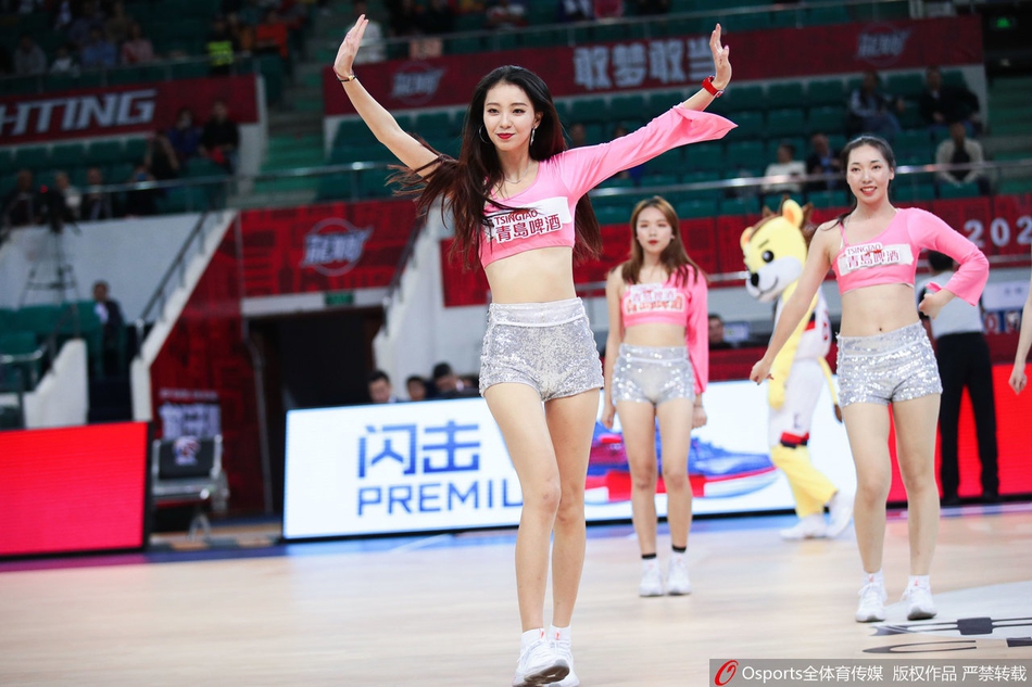 跨年之战 篮球宝贝性感热舞助威球队