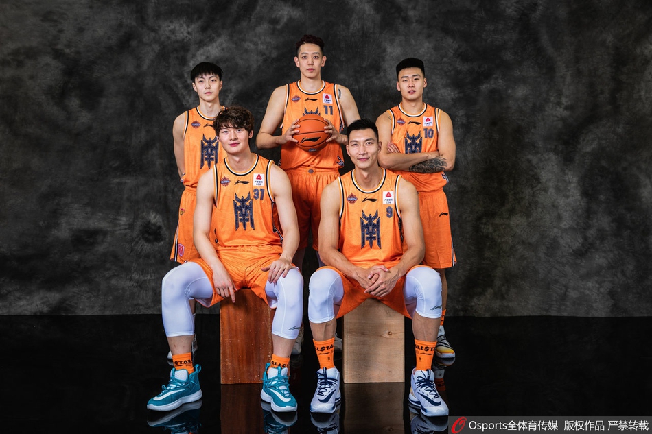 CBA全明星官方合影！众人在广州封神