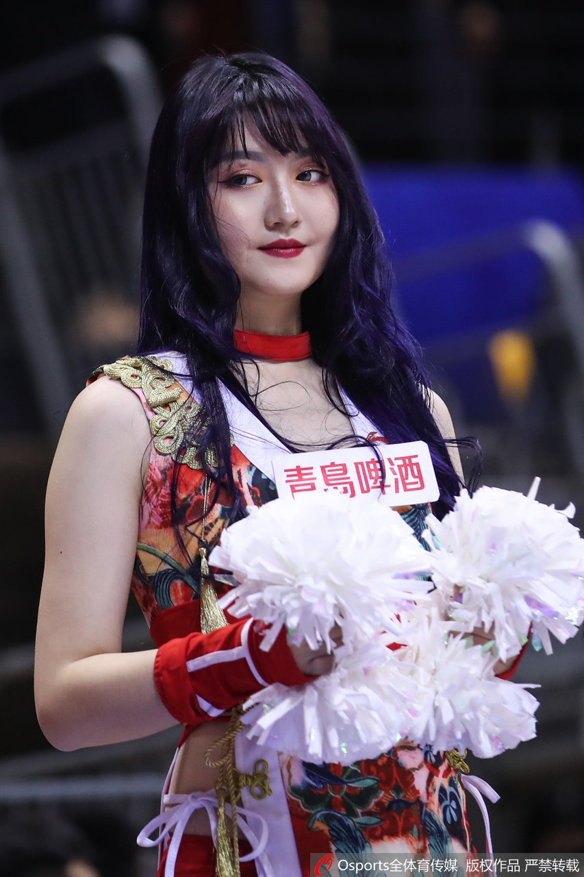 天津篮球宝贝靓丽红装 热舞助威