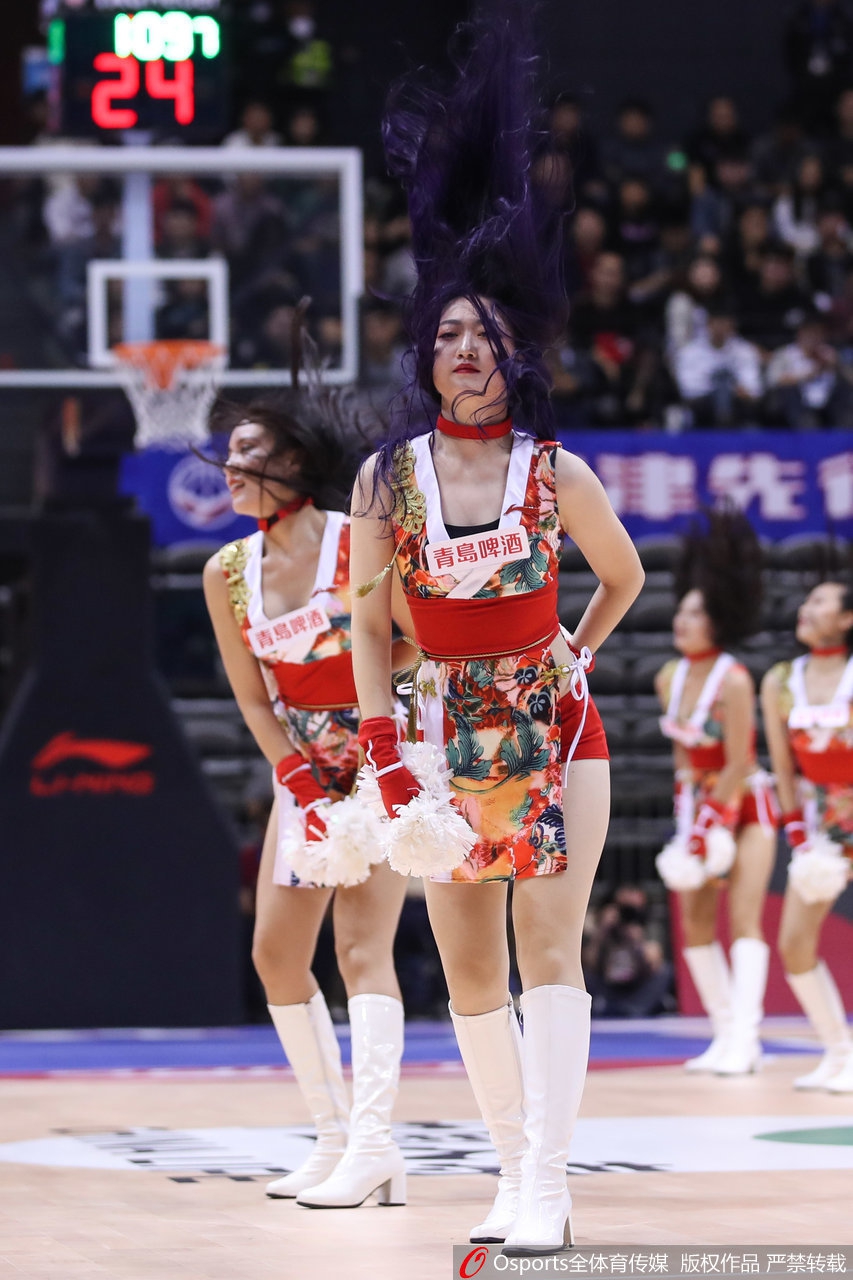 天津篮球宝贝靓丽红装 热舞助威