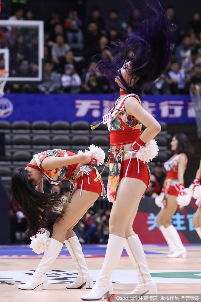 天津篮球宝贝靓丽红装 热舞助威