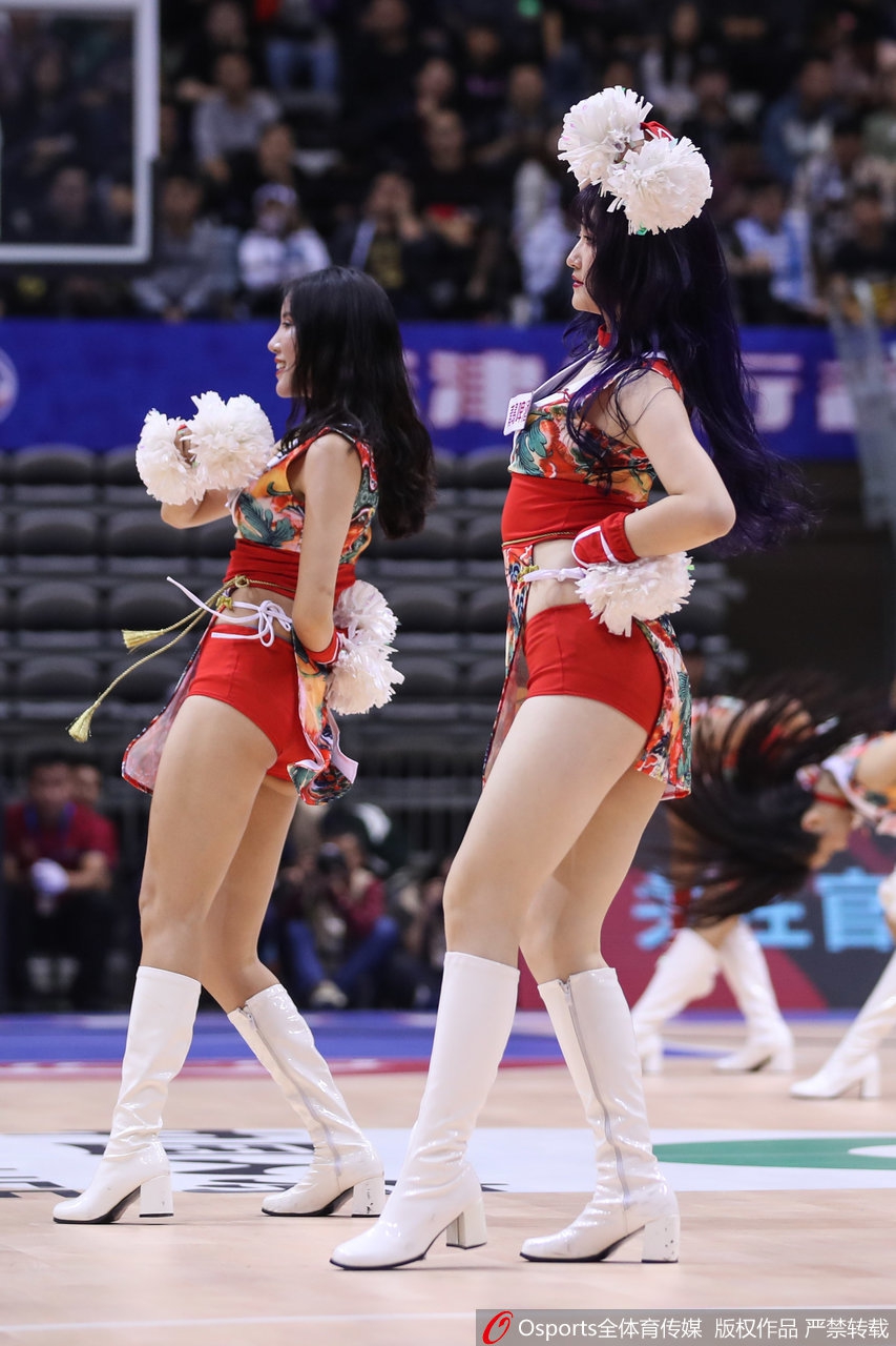 天津篮球宝贝靓丽红装 热舞助威