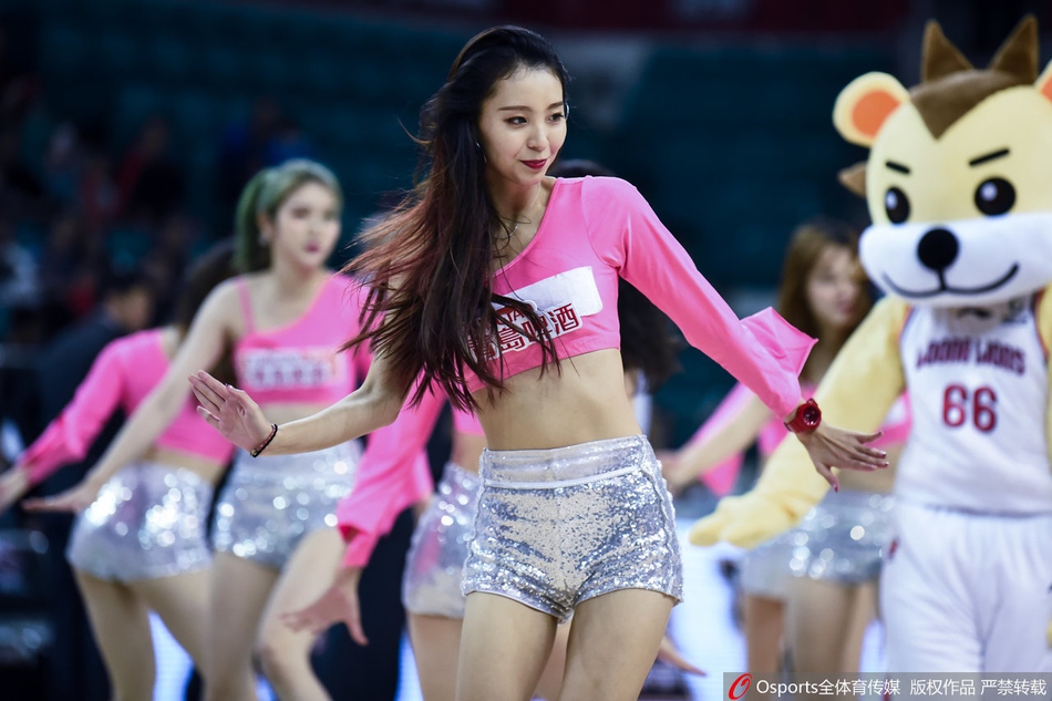 跨年之战 篮球宝贝性感热舞助威球队