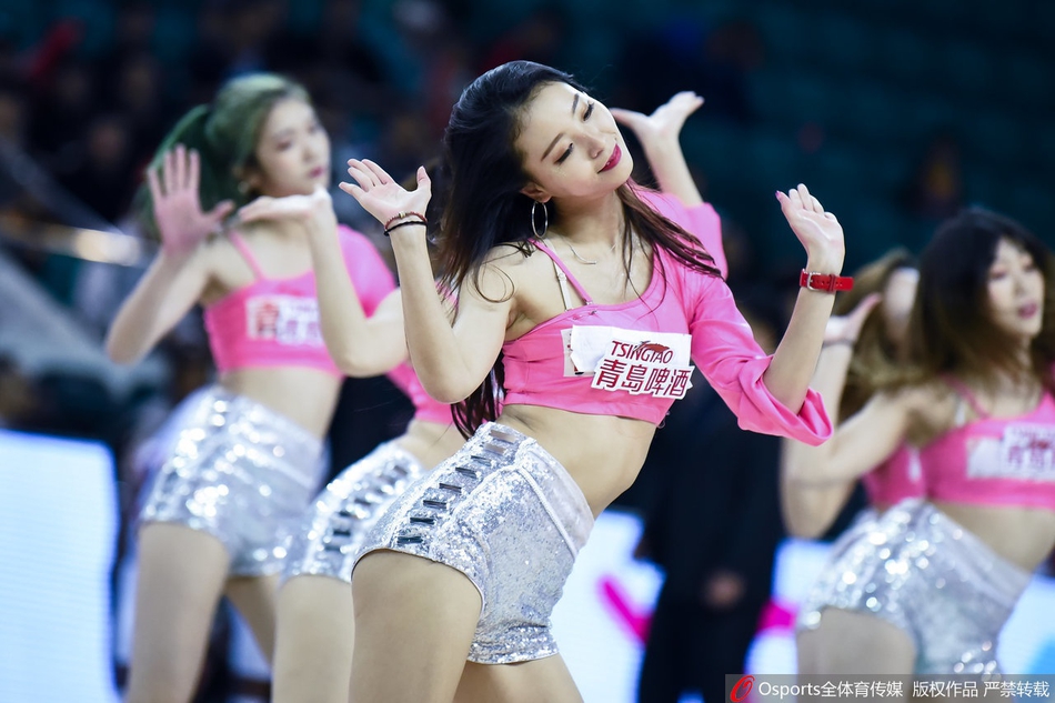 跨年之战 篮球宝贝性感热舞助威球队