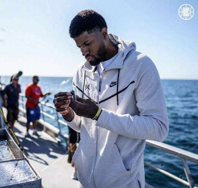 快船全队外出团建！租游轮海上钓鱼